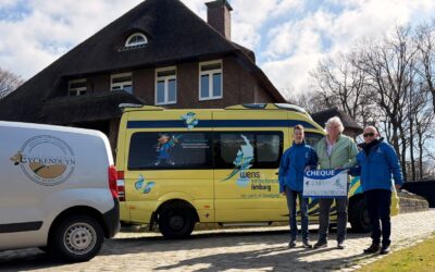 Golfvereniging Eyckenduyn doet schenking aan wensambulance Limburg